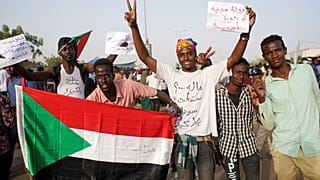 لم يرضَ المتظاهرون بعزل البشير ويطالبون بدولة مدنية 