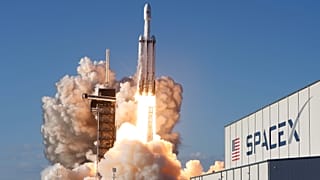 Falcon Heavy: Πρώτη εμπορική εκτόξευση για τον ισχυρότερο πύραυλο του κόσμου