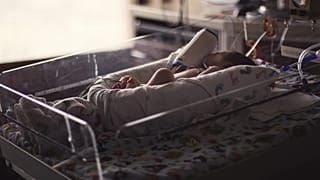 Γεννήθηκε το πρώτο μωρό με ρομποτικά υποβοηθούμενη μεταμόσχευση μήτρας