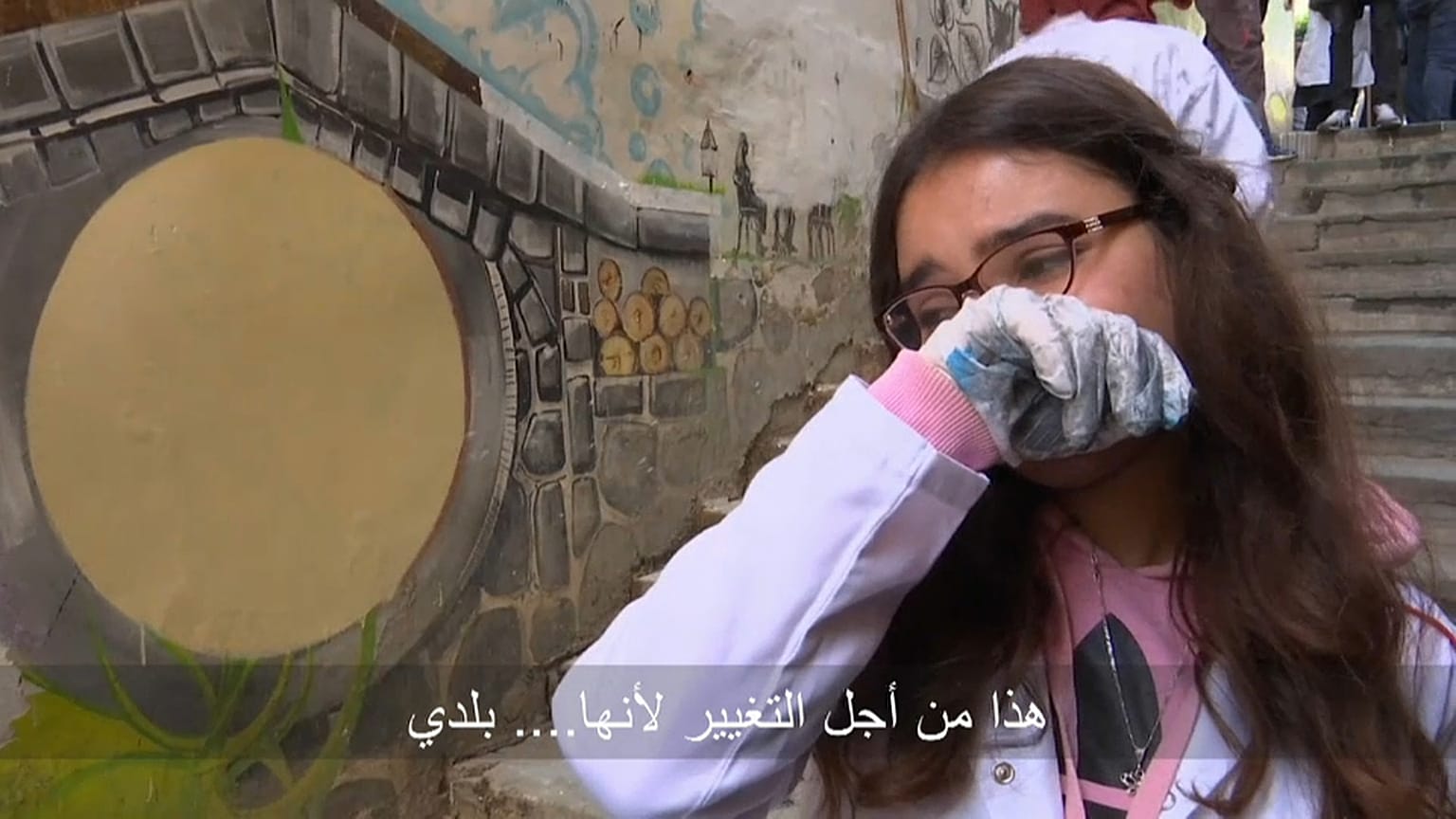 شابة جزائرية لم تستطع أن تحبس دموعها حين الحديث عما تقوم به 