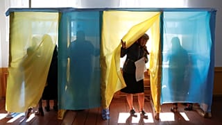 Ukrayna'da seçim: Şovmen Zelenskiy nasıl oy kazandı, 'çikolata kralı' Poroşenko niçin kaybetti?