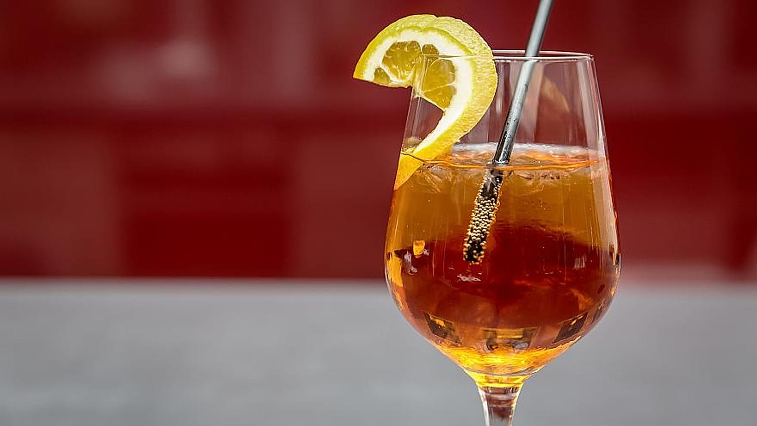 Brevettato in Germania un braccialetto che individua le bevande alterate con droghe e alcol