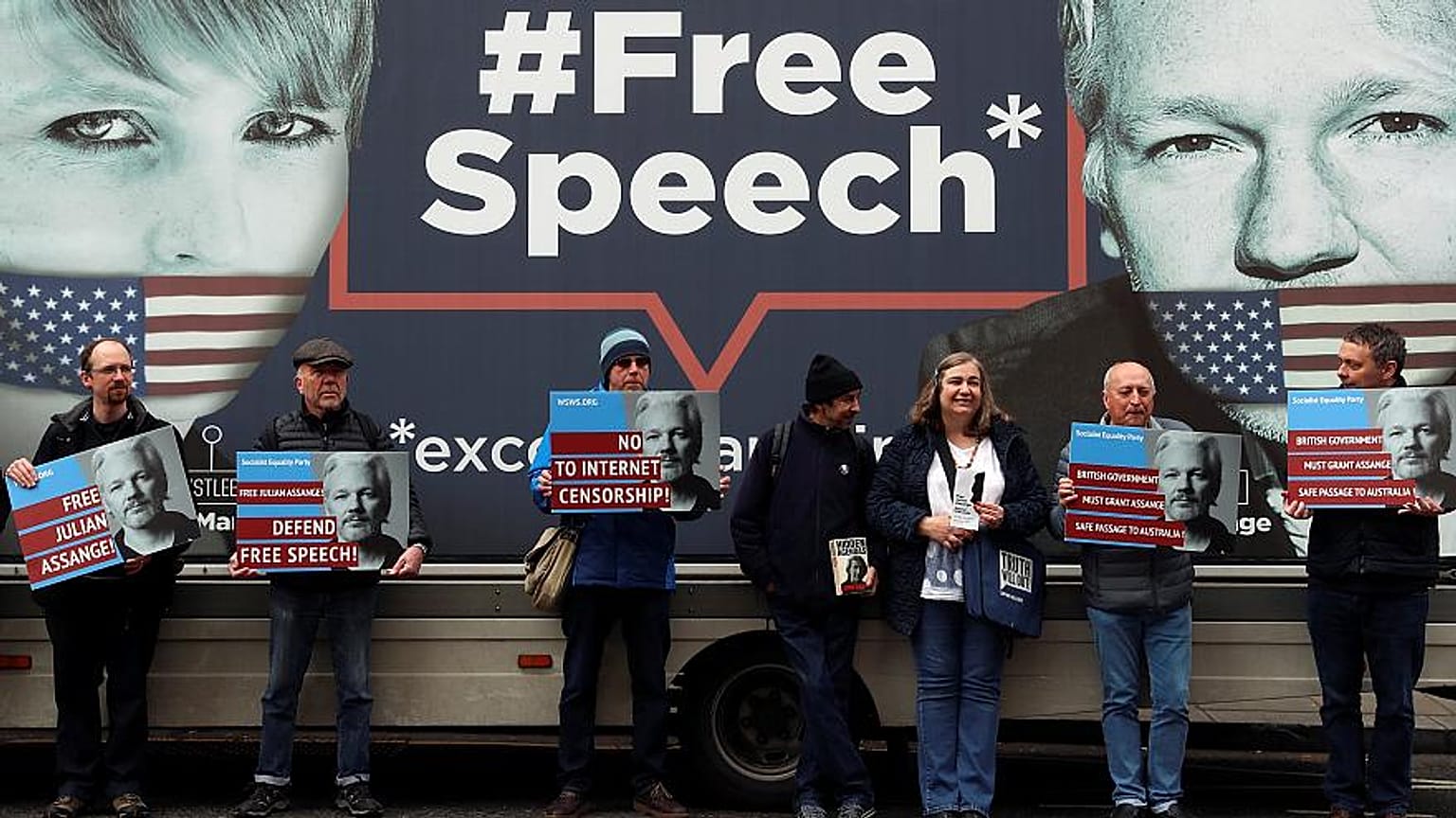 Assange 's supporters in front the Ecuador embassy of London.