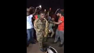 صورة للجندي أثناء عزفه