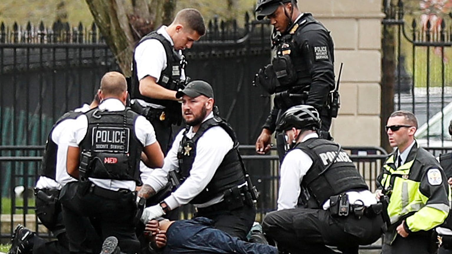 Man sets himself on fire outside White House, US Secret Service says