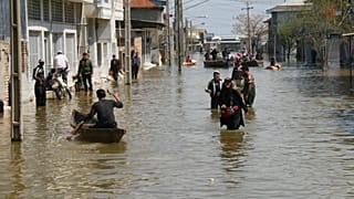 پیشروی سیل در ایران؛ آماده باش در بوشهر و هرمزگان