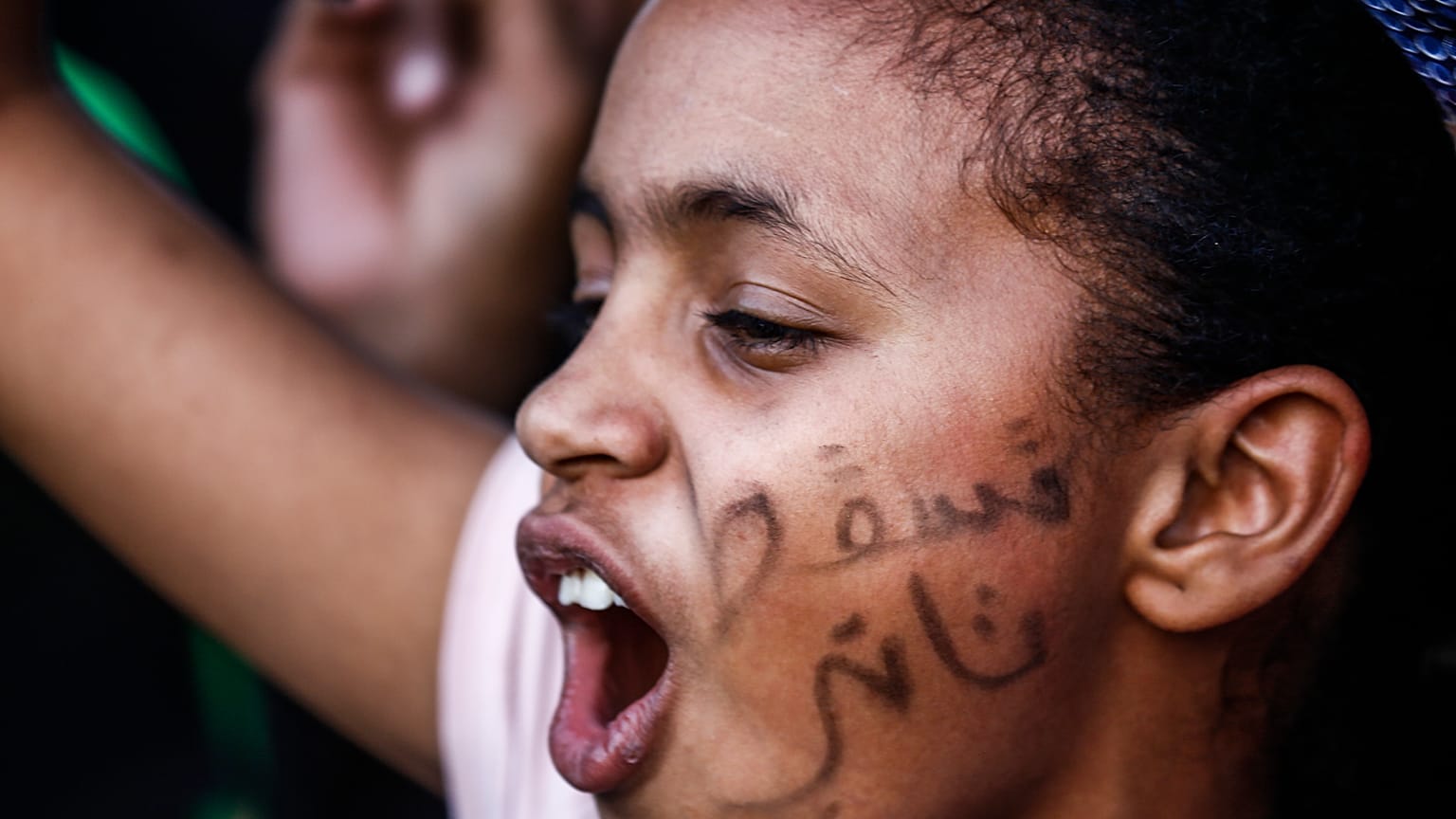 من هو رئيس المجلس العسكري الانتقالي الجديد في السودان وما هو أول قرار اتخذه؟