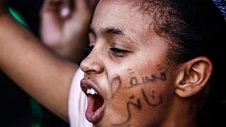 من هو رئيس المجلس العسكري الانتقالي الجديد في السودان وما هو أول قرار اتخذه؟