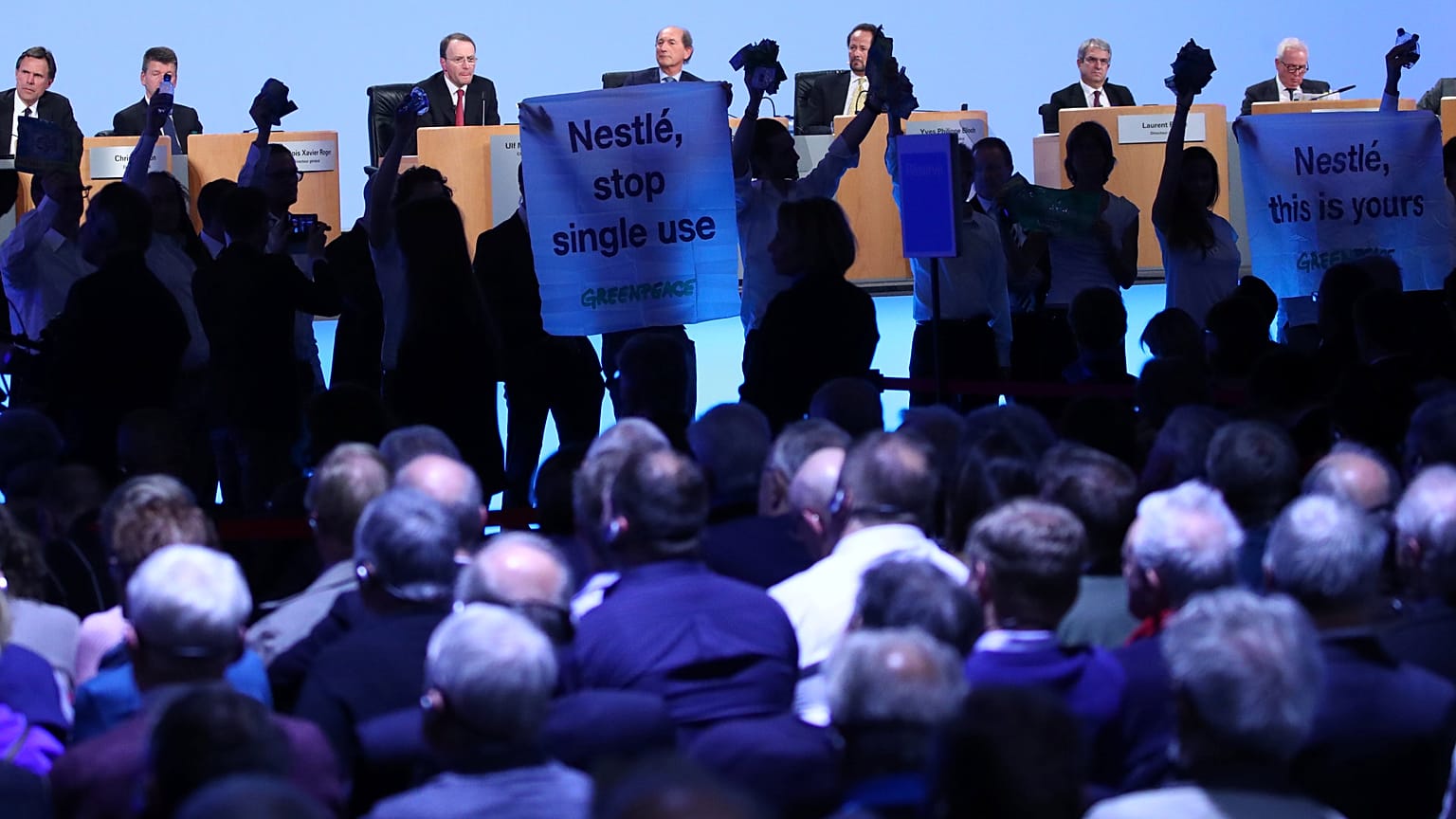 Greenpeace, Nestle toplantısını bastı: Tek kullanımlık plastik üretimini durdurun