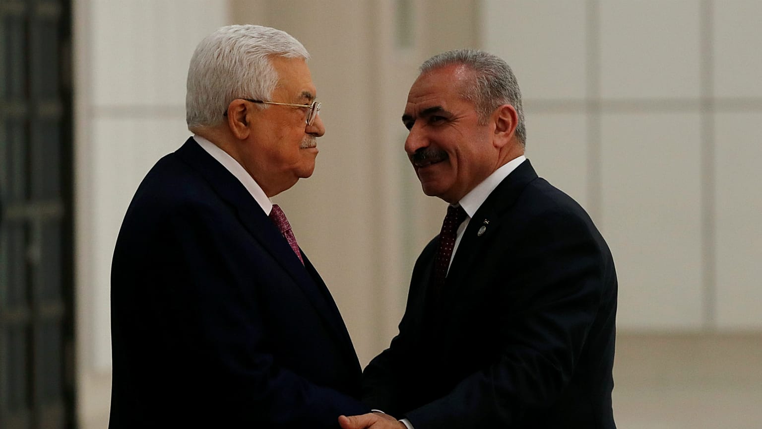  محمد إشتية بصحبة الرئيس الفلسطيني محمود عباس