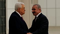  محمد إشتية بصحبة الرئيس الفلسطيني محمود عباس