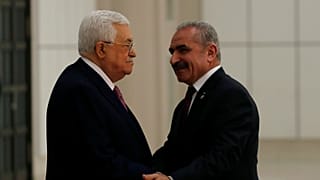 محمد إشتية بصحبة الرئيس الفلسطيني محمود عباس