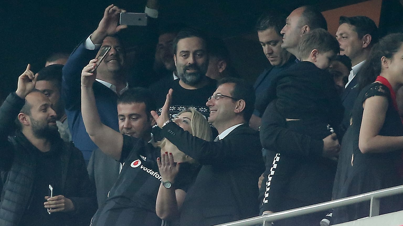 Ekrem İmamoğlu, Beşiktaş Başakşehir maçını tribünlerden izledi