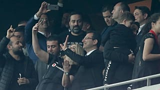 Ekrem İmamoğlu, Beşiktaş Başakşehir maçını tribünlerden izledi
