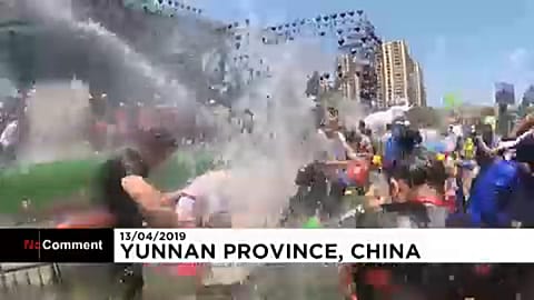Un multitudinario festival 'pasado por agua'