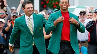Tiger Woods se viste con su quinta "chaqueta verde"