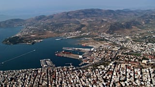 Βόλος: Αστυνομικοί έσωσαν νεαρή από αυτοκτονία με τα σώματά τους