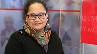 الممرضة النيوزيلندية لويزا أكافي التي كانت تعمل مع الصليب الأحمر