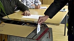 ناخب يدلي بصوته في مركز اقتراع في مانتسلا 