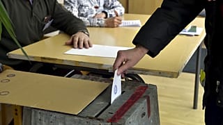 ناخب يدلي بصوته في مركز اقتراع في مانتسلا 