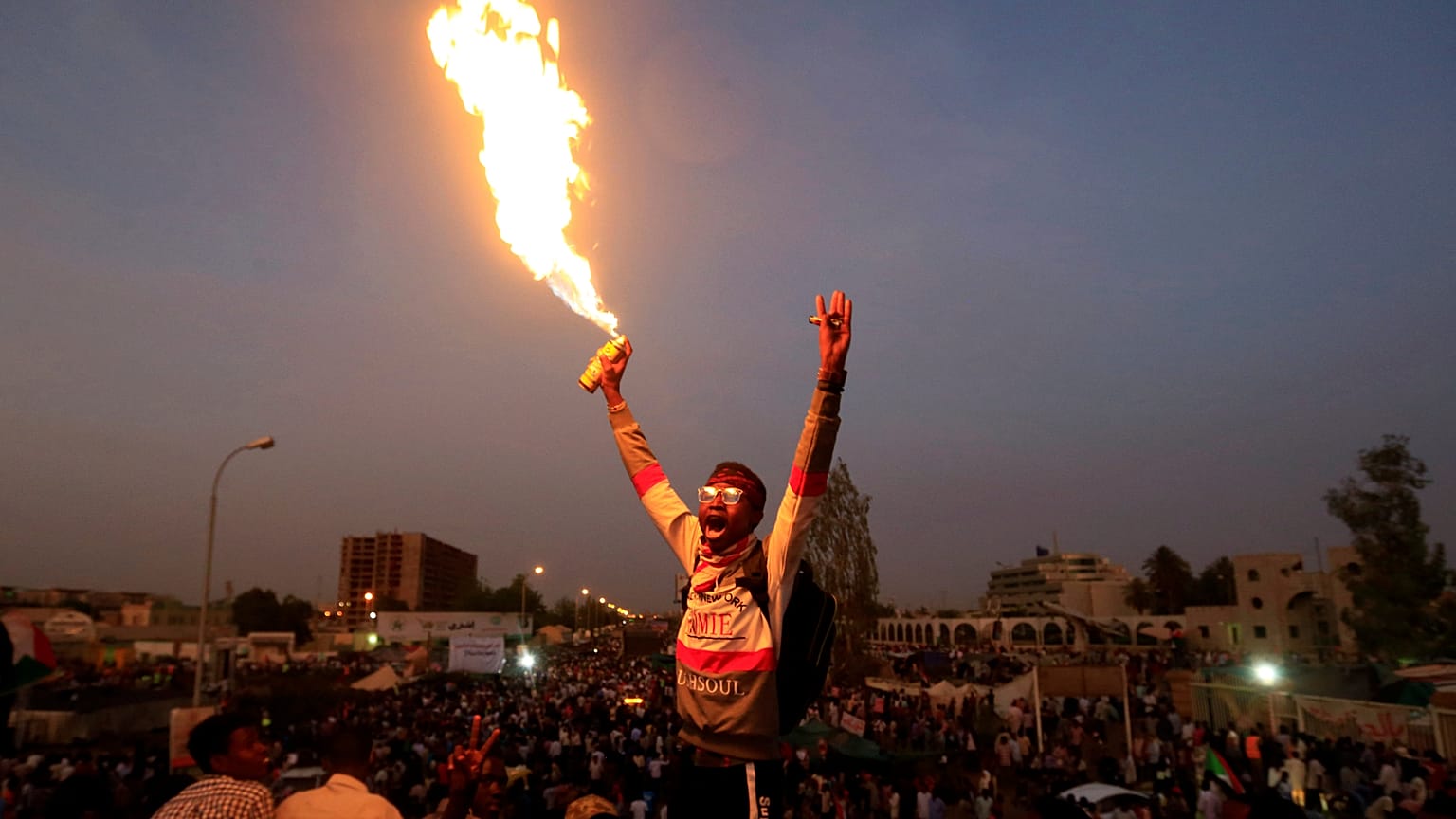 Sudan: Ordu genelkurmay önündeki göstericileri dağıtıyor; protestocular halkı meydanlara çağırıyor