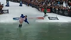 Alaska, la tradizionale "Slush Cup"