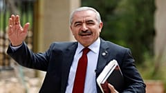 الحكومة الفلسطينية تطلب اجتماعا للدول المانحة وتتخذ إجراءات تقشفية في ظل أزمتها المالية 