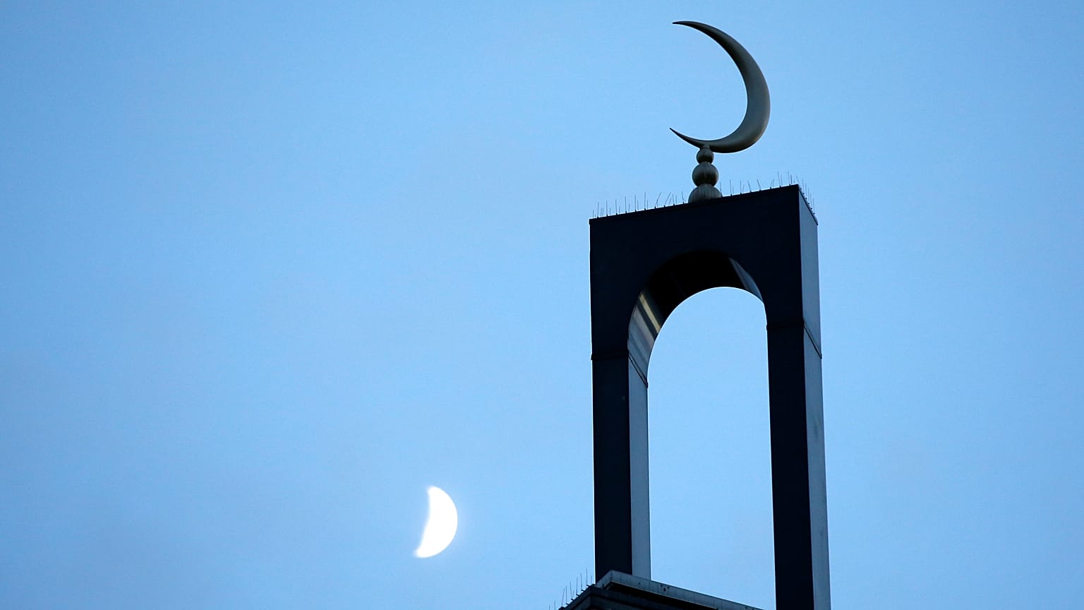 فرنسا: غضب في أوساط المسلمين بعد تدنيس مساجد وأماكن خاصة بالعبادة
