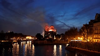 Παγκόσμια συγκίνηση για την φωτιά στην Παναγία των Παρισίων