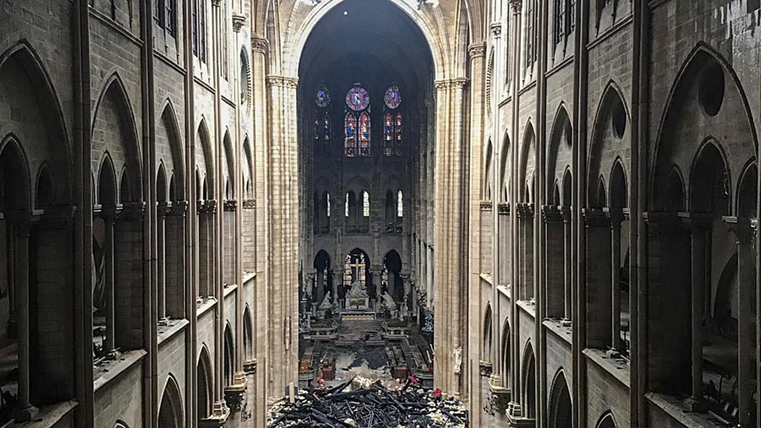 Notre-Dame, i pompieri: "la scelta di salvare le torri"
