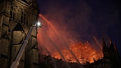 Impressionnant incendie à Notre-Dame à Paris, la structure "sauvée et préservée dans sa globalité"