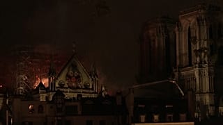 Горит Собор Парижской Богоматери