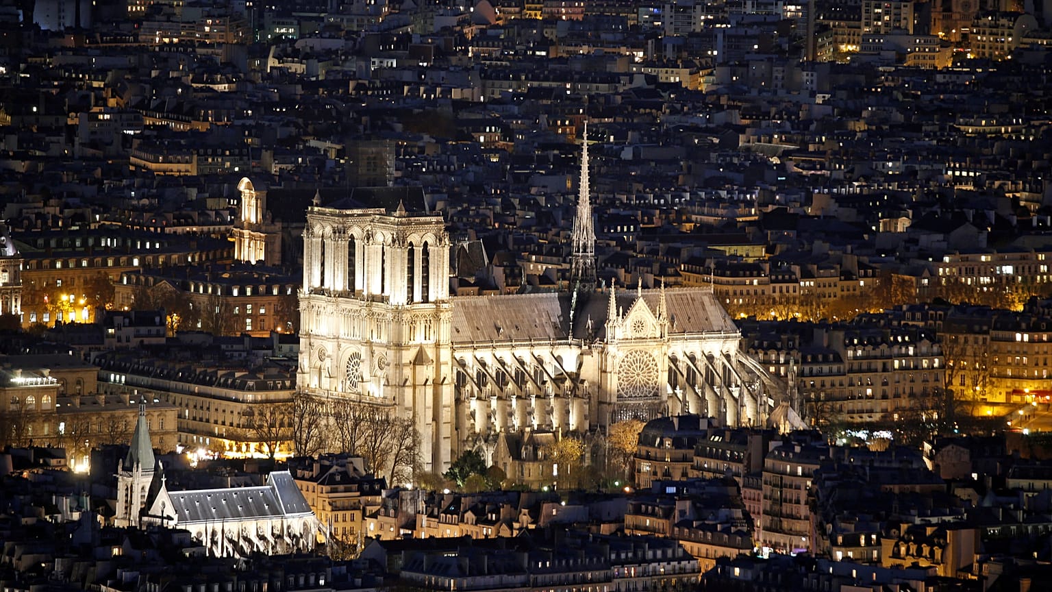 Archivbild der Kathedrale von Notre-Dame in Paris bei Nacht