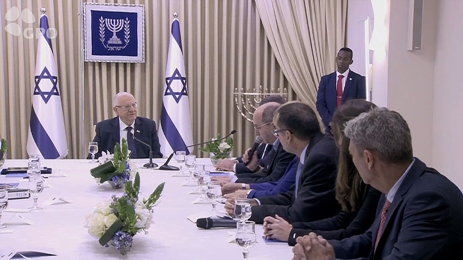 Reuven Rivlin spricht mit Vertretern der Blau-Weiß-Wahlliste