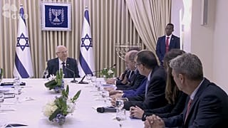 Reuven Rivlin spricht mit Vertretern der Blau-Weiß-Wahlliste