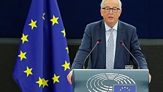 Γιούνκερ: «Η Ευρώπη τυλίχθηκε στις φλόγες»