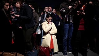 Az Ave Mariát énekelte a tömeg a lángoló Notre Dame mellett