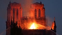 Bomberos apagan las llamas de Notre Dame. París, Francia. 15 de abril, 2019