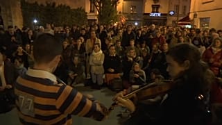 Közös énekléssel és imával kérte a tömeg, hogy megmeneküljön a Notre Dame 