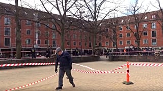 Danimarkalı siyasetçi polis korumasında Kur'an'ı ayağının altına aldı, ülke karıştı