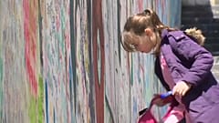 فتاة ترسم على الجدران 