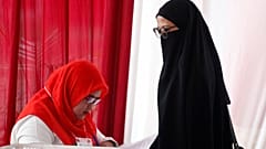 Endonezya'nın başkenti Cakarta'da oyunu kullanan bir kadın