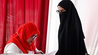 Endonezya'nın başkenti Cakarta'da oyunu kullanan bir kadın
