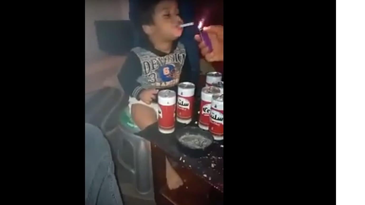 شاهد: الشرطة التونسية تبحث عن هذه الأم التي أجبرت رضيعها على تدخين السجائر واحتساء البيرة؟