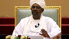 عمر البشير ينقل إلى سجن كوبر في الخرطوم وسط غموض بمصيره