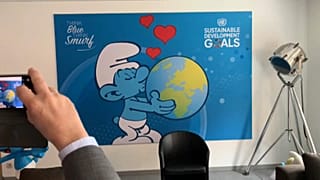 A Hupikék Törpikék a tengerek védelmében