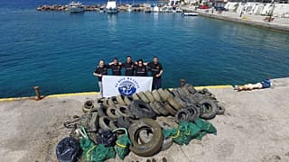 Σαρωνικός: 1,5 τόνο σκουπιδιών έβγαλαν εθελοντές δύτες