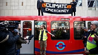 A metróhoz ragasztotta magát egy klímaaktivista a politikusok elleni tiltakozásképpen