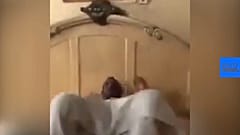 شاهد.. سودانيون يقتحمون منزلا يُعتقد أنه للبشير 