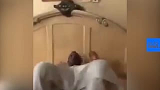 شاهد.. سودانيون يقتحمون منزلا يُعتقد أنه للبشير 